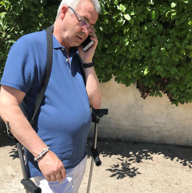 /en/crutches-images/The INDESmed elastic strap is a strap that, when placed around the neck, allows you to hang your crutches along the body.